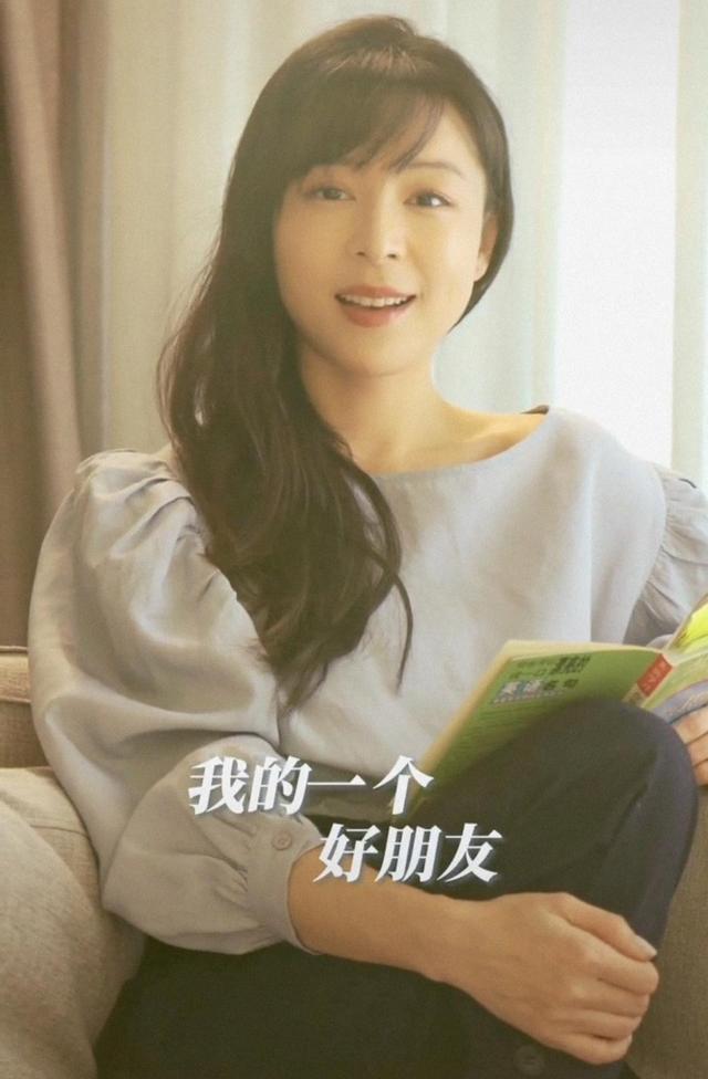 40岁张静初罕露面皮肤紧致似少女斜刘海显年轻还撞脸张庭