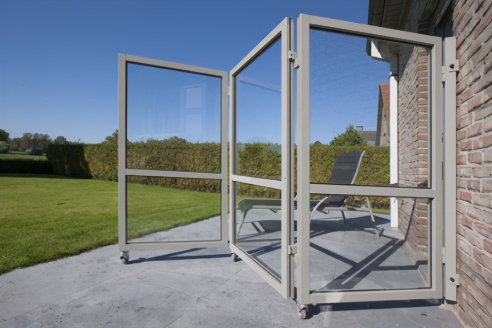 院子别再铺砖和水泥,改装可移动折叠玻璃,这样的围墙好看更实用