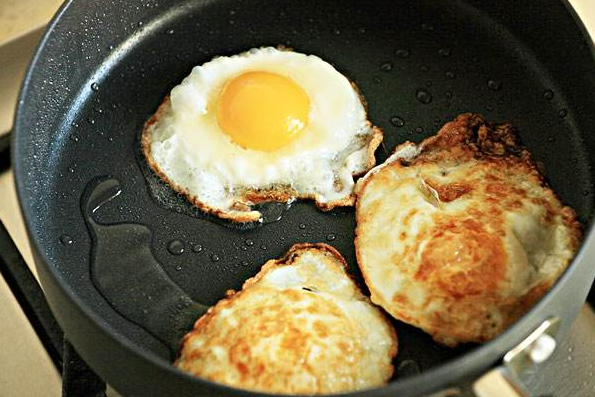 新闻看点# 煎荷包蛋,别直接打进锅里了! 来自四夕社 - 微博