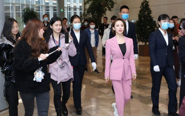 39岁潘晓婷放弃恋爱？称未来和台球相伴，父亲很苍老渴望女儿成家休闲区蓝鸢梦想 - Www.slyday.coM