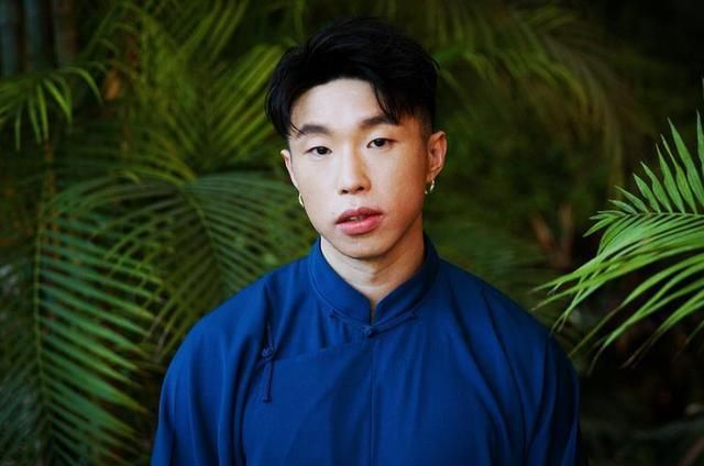 德云社烧饼陪妻产检一行为被指责素质低已不是第一次