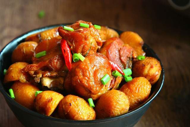 板栗炖鸡有窍门,学会这样做美味又下饭,好吃到连汤汁都不剩