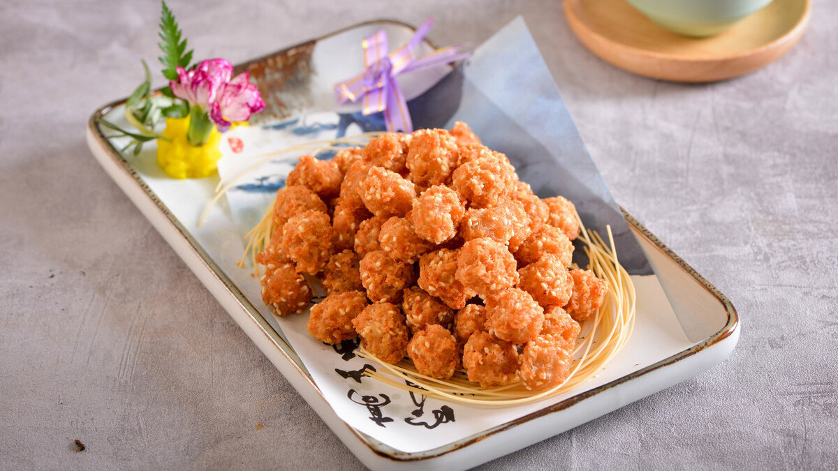 之后在阳光下晒一下,这样子风干之后,就可以开始准备油炸丸子了,用