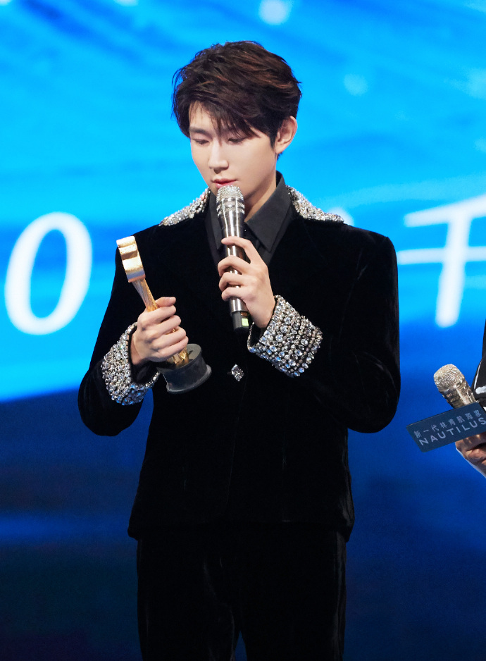 领奖时何炅主动求拥抱,但王源的心思却在别处__财经头条