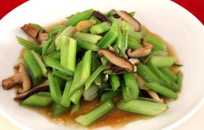 科学大熊推荐的这道养生营养家常美食是:素炒芹菜香菇