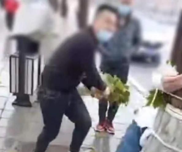 贵州发生一起婚闹事件,新郎被绑在大树上抽身,位置在遵义市休闲区蓝鸢梦想 - Www.slyday.coM 贵州发生一起婚闹事件,新郎被绑在大树上抽身,位置在遵义市休闲区蓝鸢梦想 - Www.slyday.coM