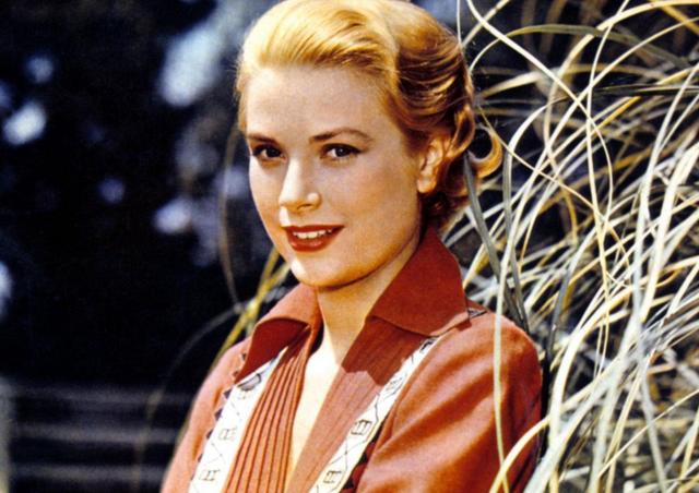 19岁戴安娜穿小黑裙在晚会上羞红了脸幸好遇到了格蕾丝王妃