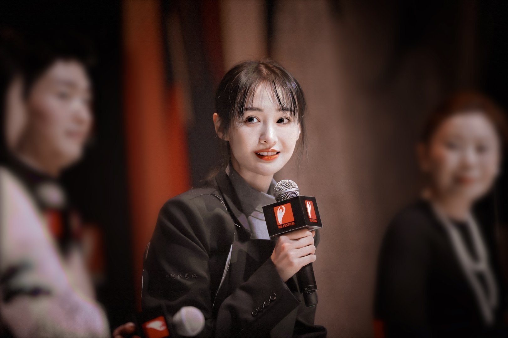 "代孕弃养"事件,郑爽的回应,解释了个寂寞__财经头条