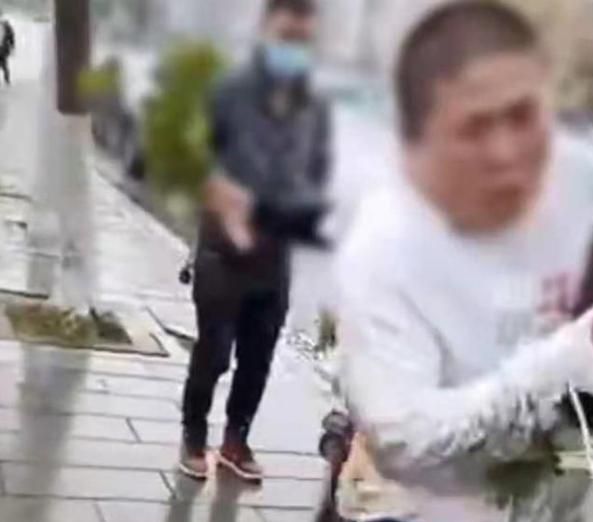 贵州发生一起婚闹事件,新郎被绑在大树上抽身,位置在遵义市休闲区蓝鸢梦想 - Www.slyday.coM 贵州发生一起婚闹事件,新郎被绑在大树上抽身,位置在遵义市休闲区蓝鸢梦想 - Www.slyday.coM