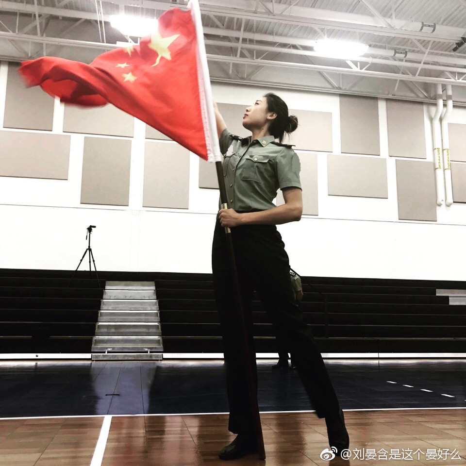太美了!世界冠军刘晏含穿着军装打排球,英姿飒爽明艳动人