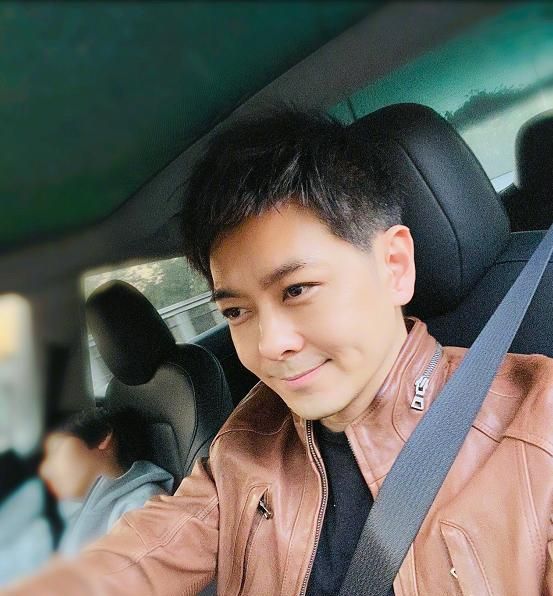 该照片系林志颖2020年1月19号下午用家用轿车载着kimi外出,父子俩在车