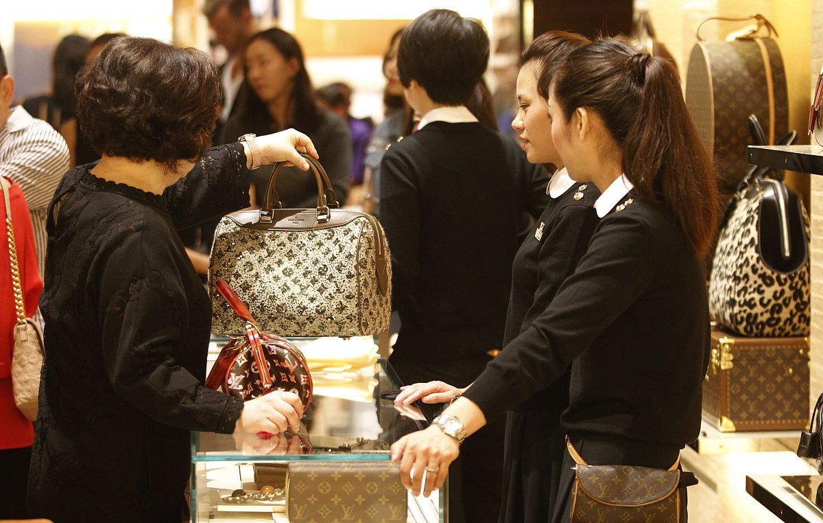 奢侈品市场在海外萎缩为什么敢在中国涨价行内人一语道破