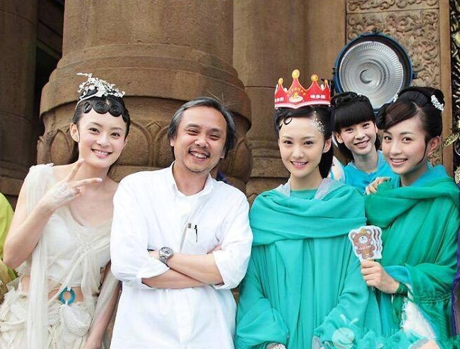 凑热闹郑爽被锤当天陈嘉上导演官宣喜讯两人曾传出爆炸性新闻