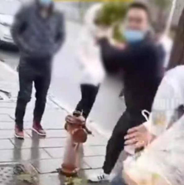 贵州发生一起婚闹事件,新郎被绑在大树上抽身,位置在遵义市休闲区蓝鸢梦想 - Www.slyday.coM 贵州发生一起婚闹事件,新郎被绑在大树上抽身,位置在遵义市休闲区蓝鸢梦想 - Www.slyday.coM