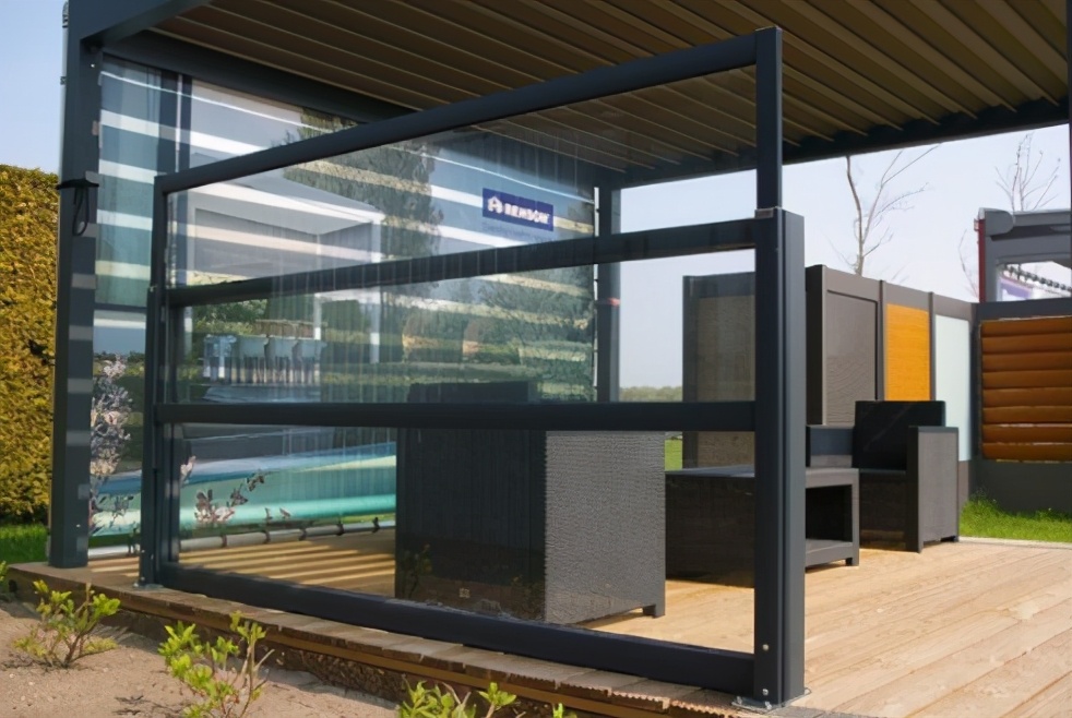 院子别再铺砖和水泥,改装可移动折叠玻璃,这样的围墙好看更实用