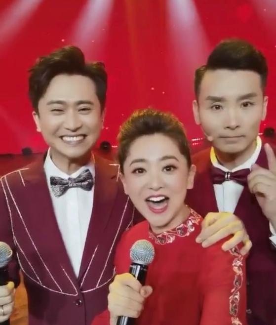 主持人春妮登央视主持,站c位却不见刚强?杨帆紧搂女同事显亲密