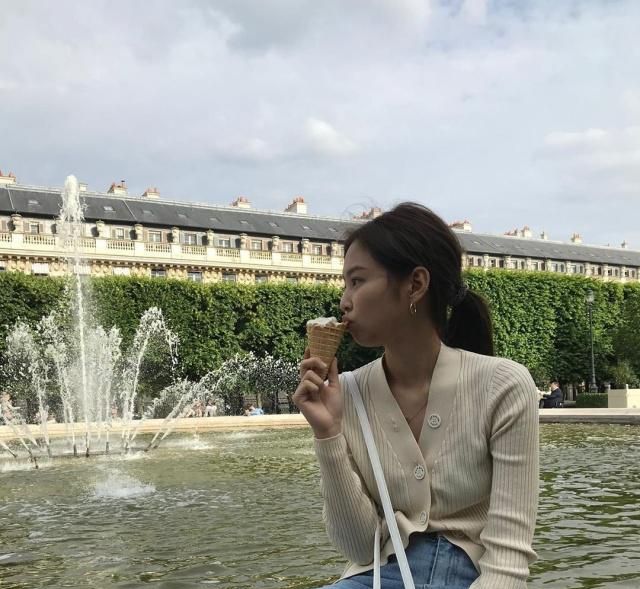 jennie遭时尚滑铁卢蜜大腿穿成短粗腿随手扎低马尾就很好看