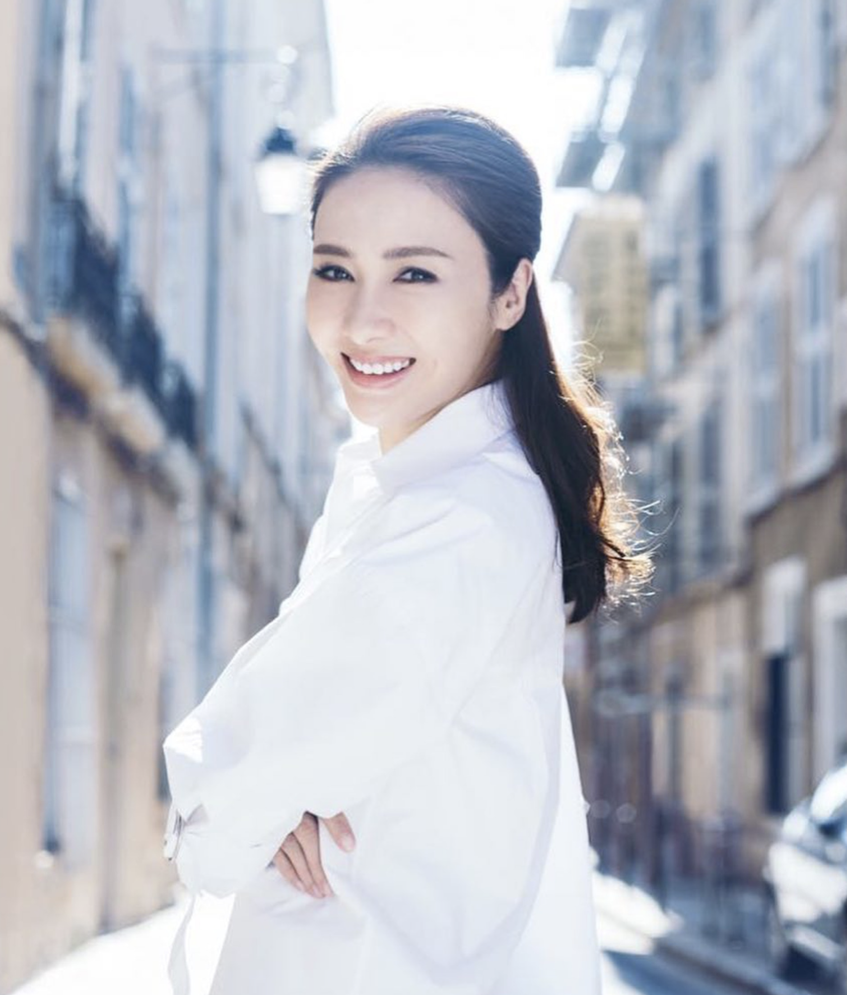 黎姿纪念结婚12周年感慨深罕晒夫妻牵手照丈夫赠手写心意卡