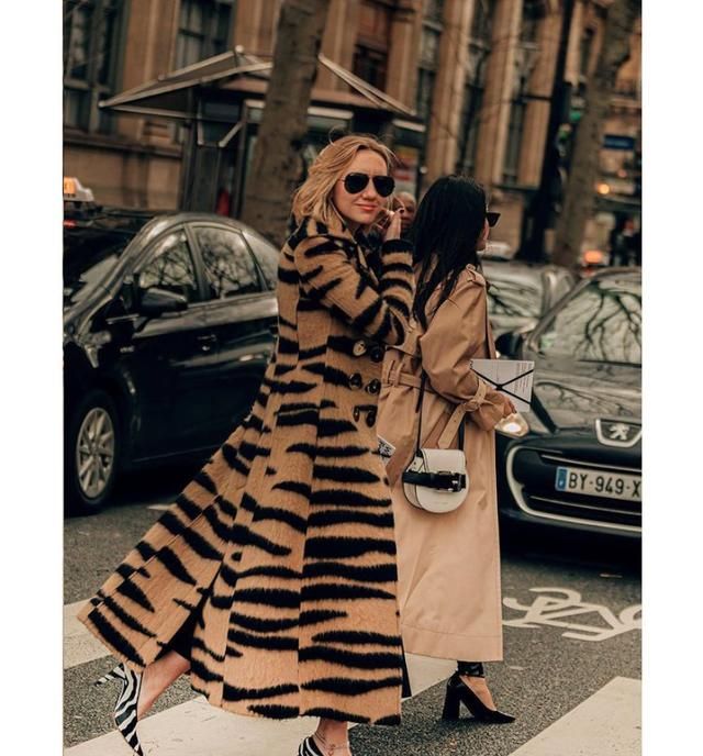 或是以虎皮纹路融入连身大衣,行走间荡漾起的波纹,带着更野性自由的