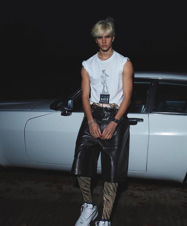 18岁罗密欧贝克汉姆人生第一个时尚封面四角裤外穿露腹肌耍帅