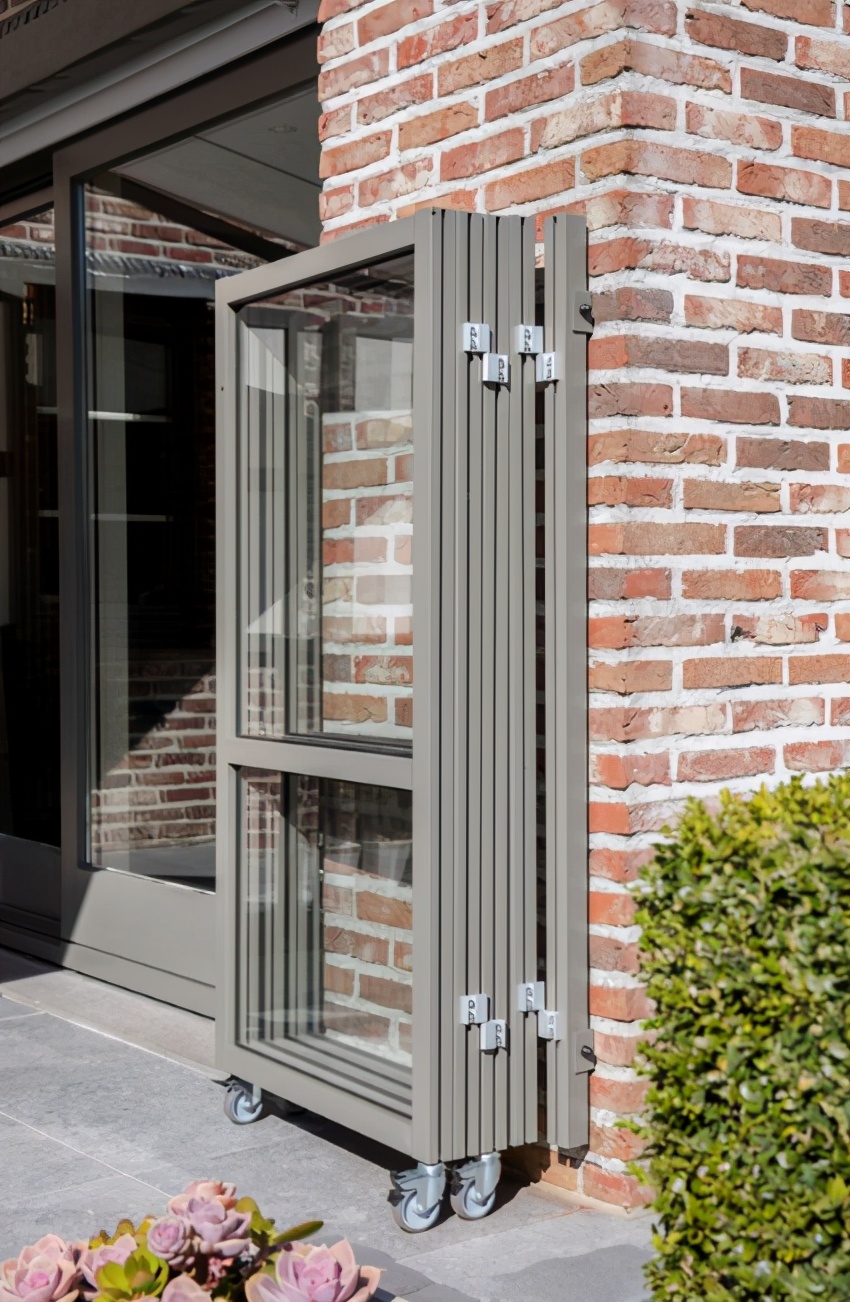 院子别再铺砖和水泥,改装可移动折叠玻璃,这样的围墙好看更实用