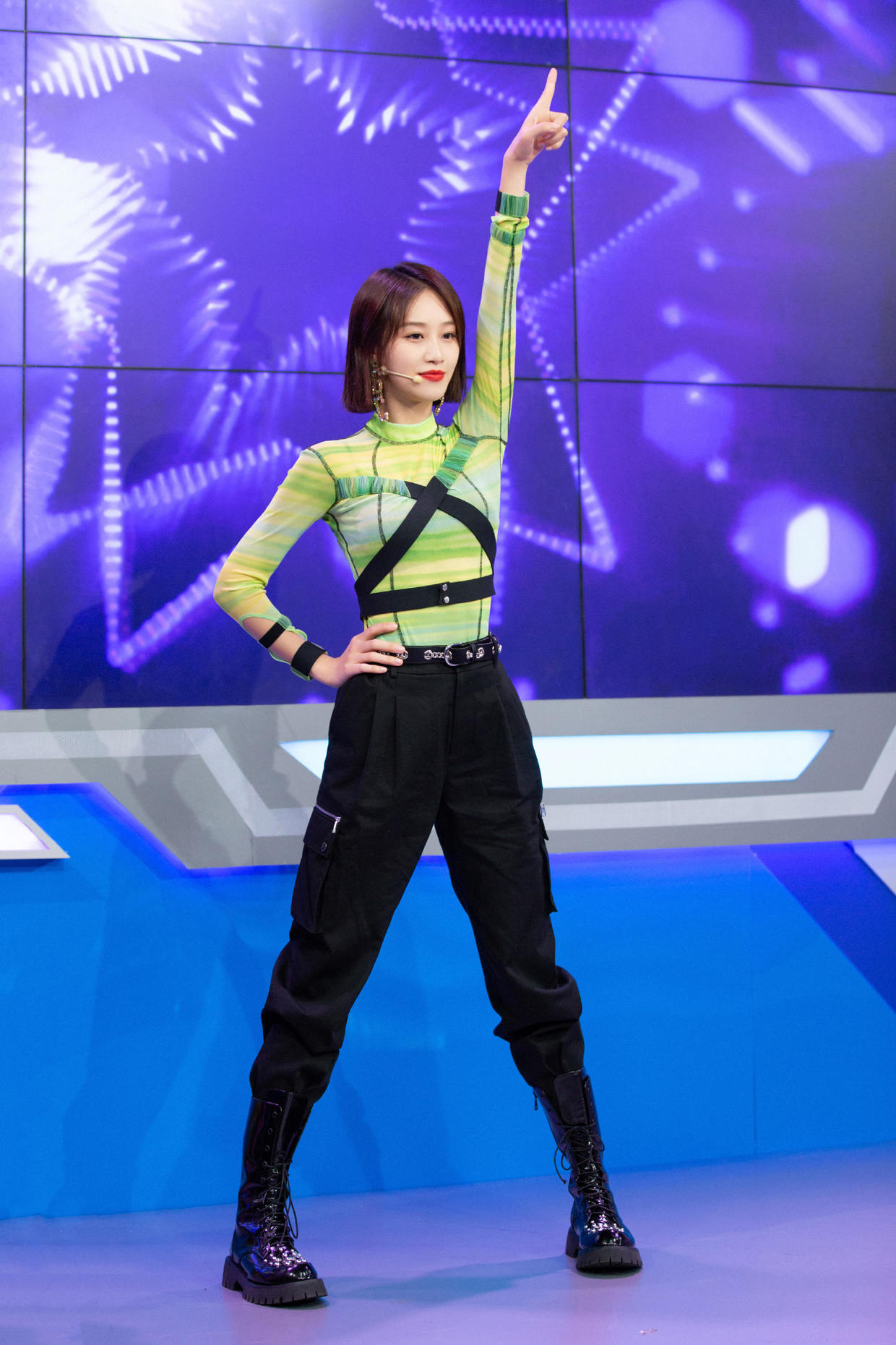 蓝盈莹气质真好,穿皮夹克与羊羔毛相互拼接搭牛仔裤,简约又帅气