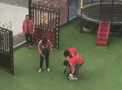 幼儿园男孩不愿上学，被老师抬着进教室，网友：老师太不容易了休闲区蓝鸢梦想 - Www.slyday.coM