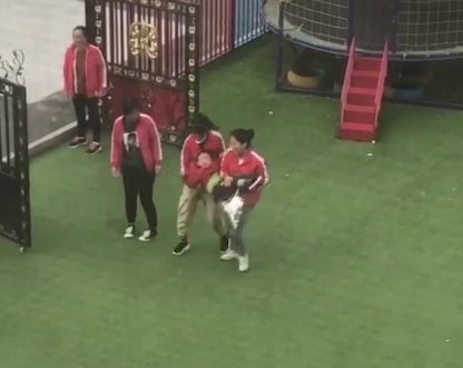 幼儿园男孩不愿上学，被老师抬着进教室，网友：老师太不容易了休闲区蓝鸢梦想 - Www.slyday.coM