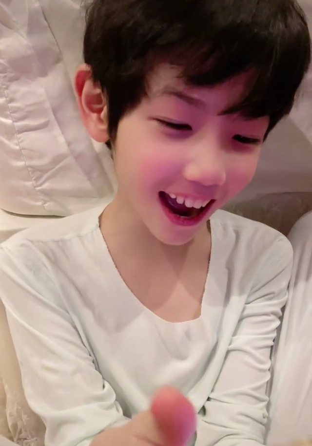 有种整容式长大叫杨烁儿子五官高级像混血网友等你十年