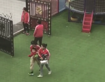 幼儿园男孩不愿上学，被老师抬着进教室，网友：老师太不容易了休闲区蓝鸢梦想 - Www.slyday.coM