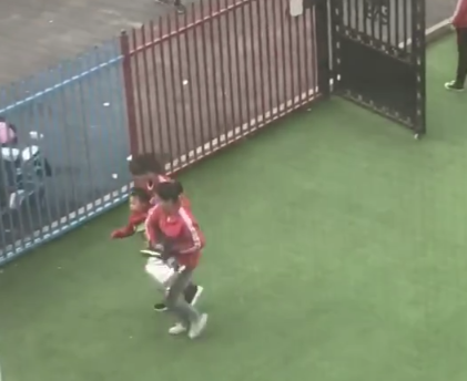 幼儿园男孩不愿上学，被老师抬着进教室，网友：老师太不容易了休闲区蓝鸢梦想 - Www.slyday.coM