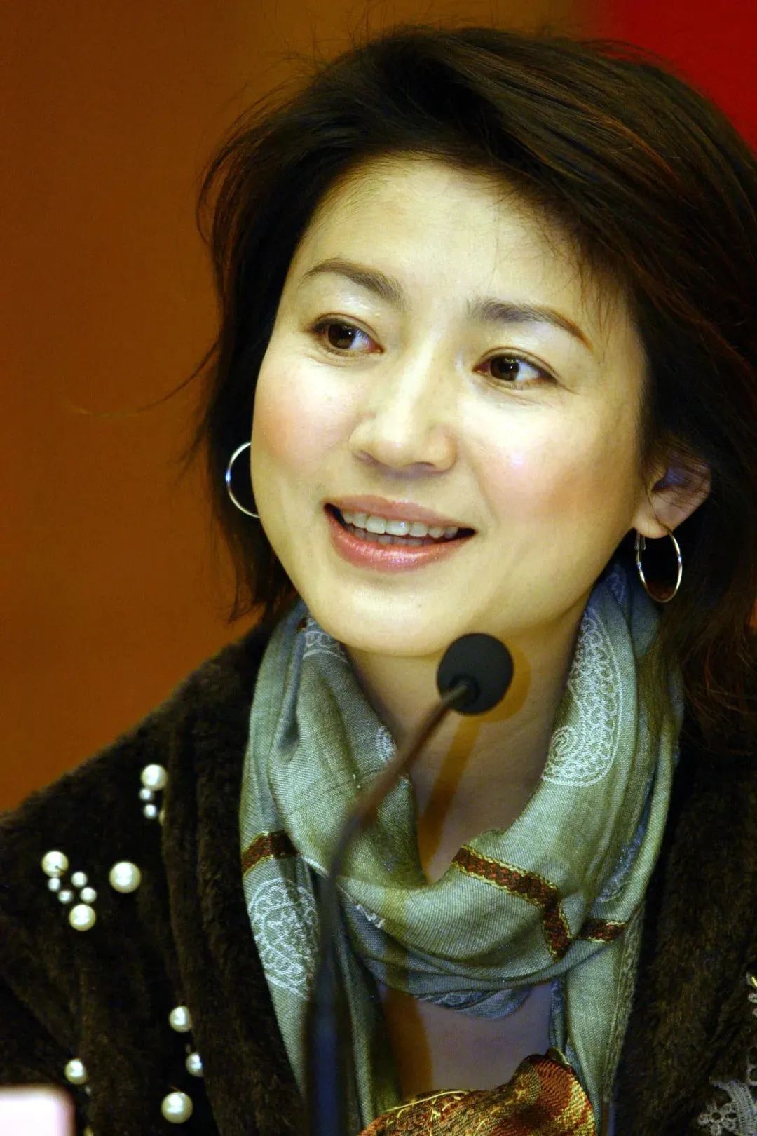 就连当年以"活泼"著称的王小丫,展现的也是一种更贴近精英生活的