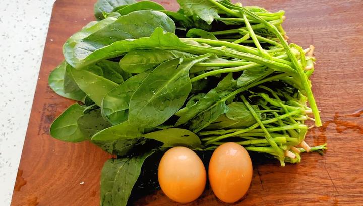 我家年夜饭上最受欢迎的一道菜,菠菜加鸡蛋,好吃好做,简单家常