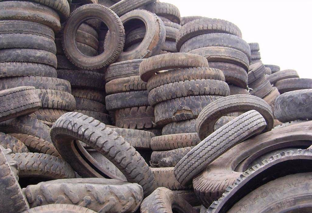 比如,从废旧轮胎中可以抽出钢丝,这些钢丝是可以送到钢丝工厂进行回收