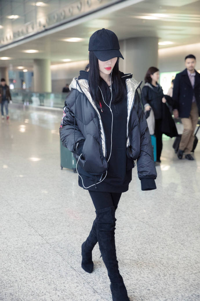 李小璐机场帅气满分,爱上嘻哈风难自拔,棒球帽长筒靴统统不缺