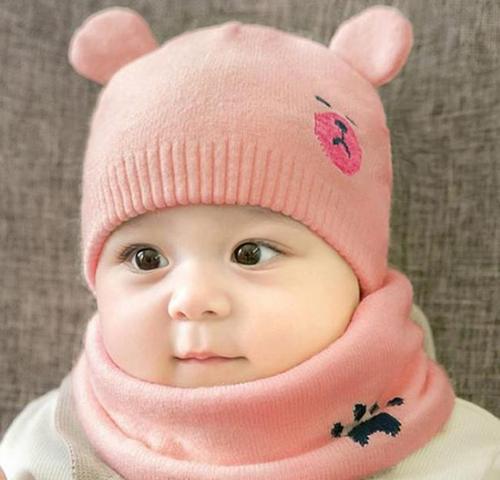 刚出生的宝宝最多被大人们讨论的就是外貌,大家关注孩子的五官像谁.