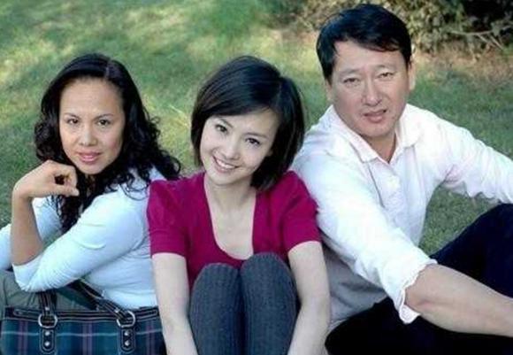 郑爽的偏执和情绪化是否跟原生家庭有关