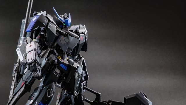黑色系配色mg比例巴巴托斯第六形态高达模型