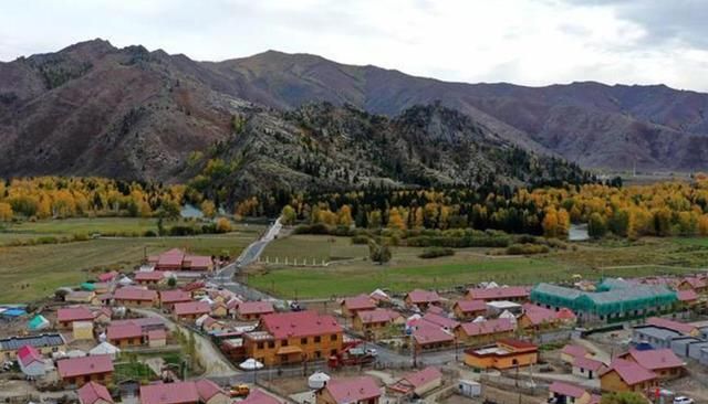 新疆阿勒泰地区富蕴县48公里处,有一个可可托海镇,是这风景区的一部分