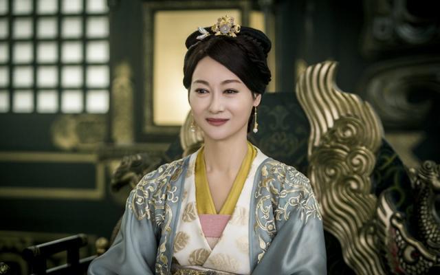 60岁惠英红最美表演大片发布穿深v裙气质太好网友姐姐好飒