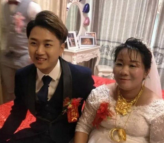 20岁小伙娶40岁大妈,表示婚后幸福,看到新娘嫁妆,大家都懂