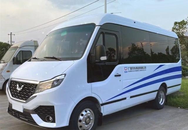 五菱s300也是前置发动机的小型客车定位,相比以前我们常见的平头客车