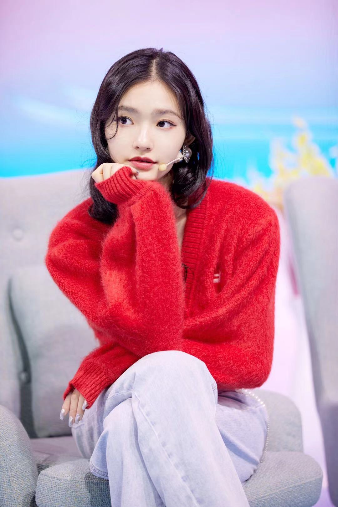 春节想要喜庆一点种草林允红色卫衣就对了