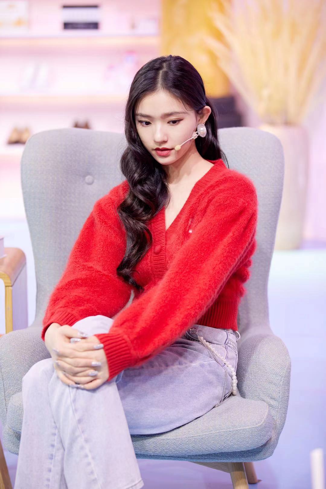 春节想要喜庆一点种草林允红色卫衣就对了