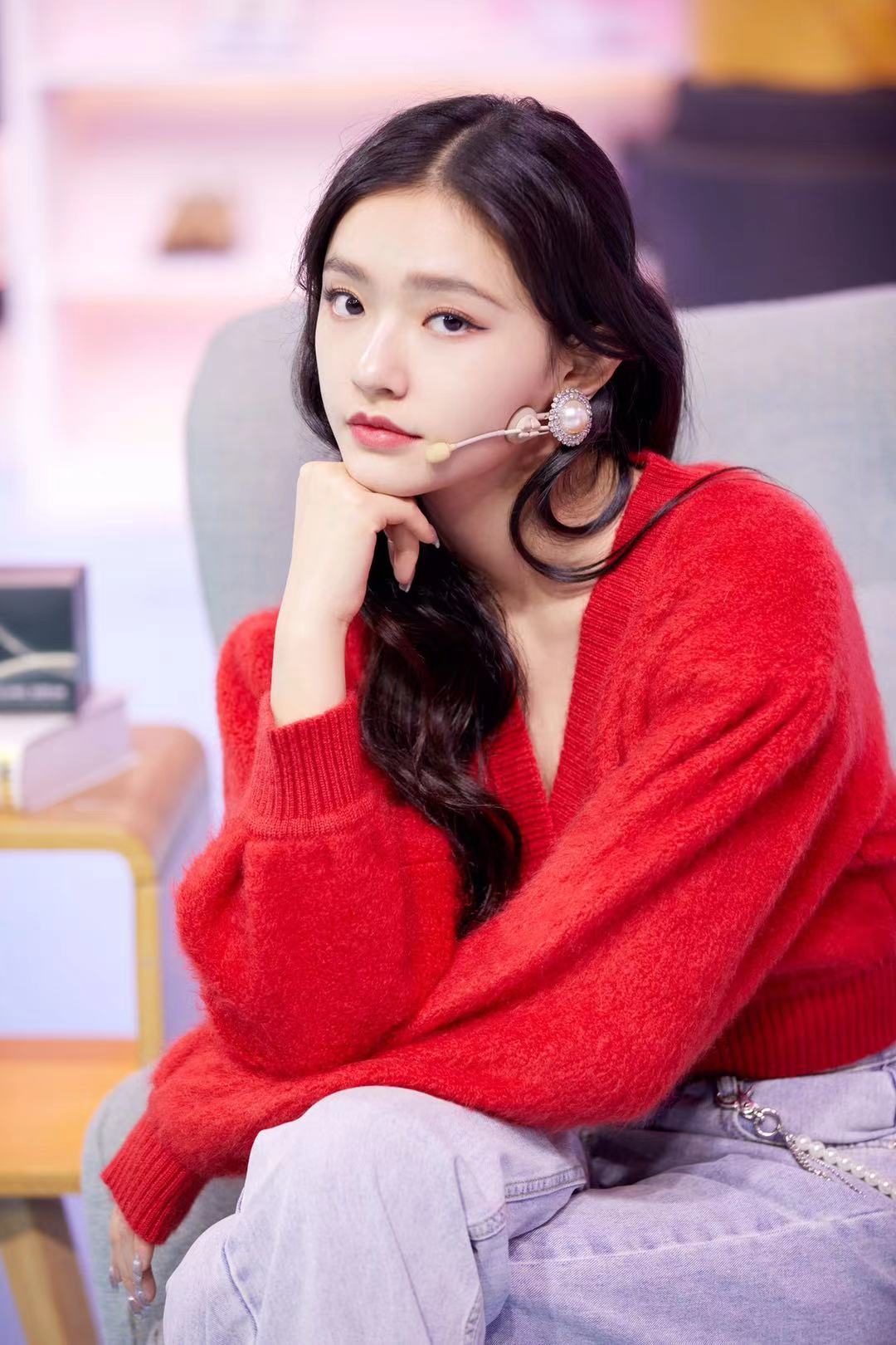 春节想要喜庆一点种草林允红色卫衣就对了