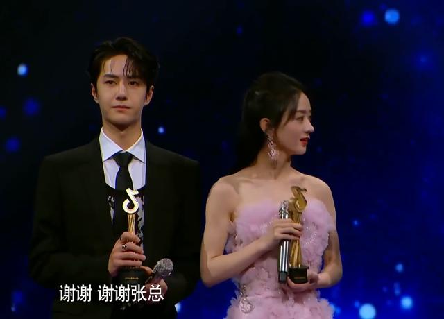 "王炸姐弟"又同台,王一博再现绅士手,素养真心是装不出来的