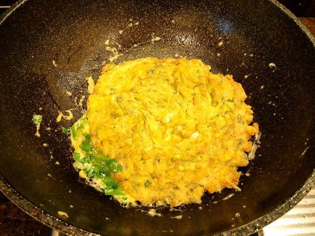 花椒芽搭配蛋饼,表皮焦酥,馅料柔软,淡淡麻香味激发味蕾