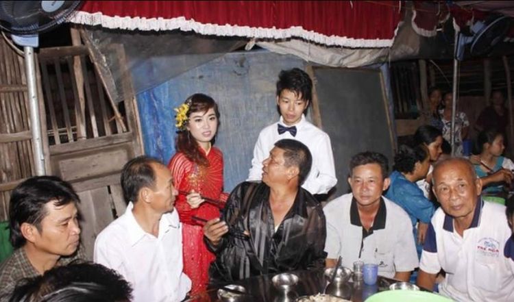 安徽一位小伙,在网上晒出自己的新娘.新娘比较特殊,是一位越南女孩.