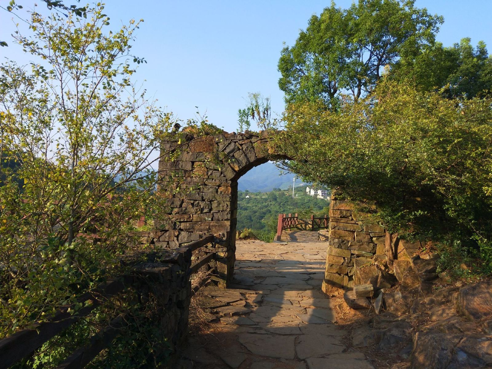 宁波很大的古村,全村被石头包围,堪称"石头王国"|许家山|石屋|石头村