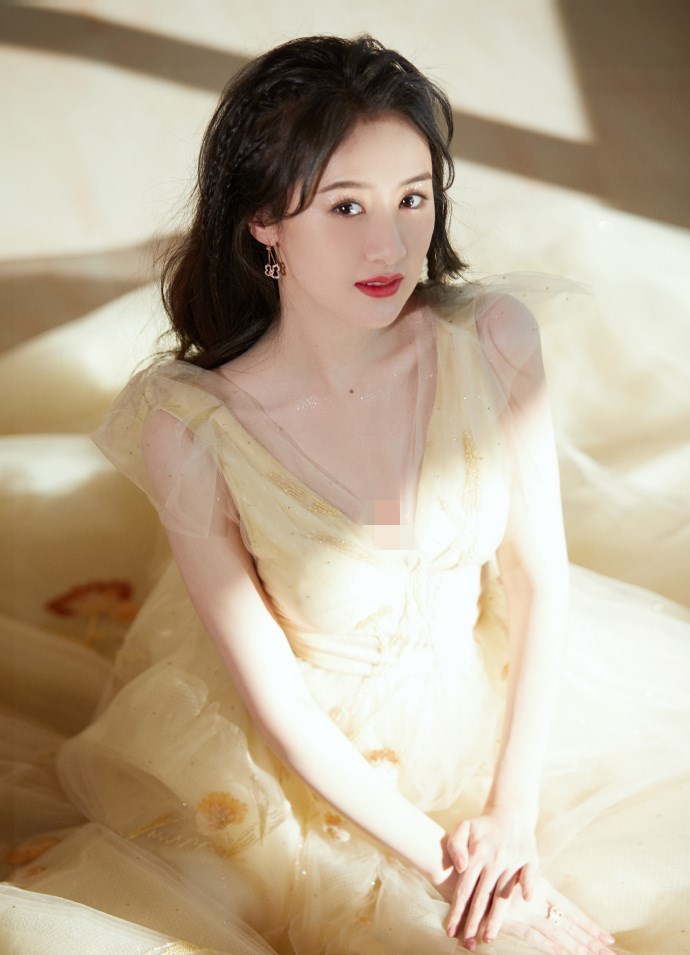 袁冰妍一袭淡黄色薄纱裙,清新优雅,沐浴在冬日暖阳里温柔迷人